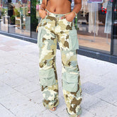 Cargohose mit aufgesetzten Taschen und Camouflage-Muster
